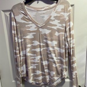 Camo V-neck T-shirt longsleeved